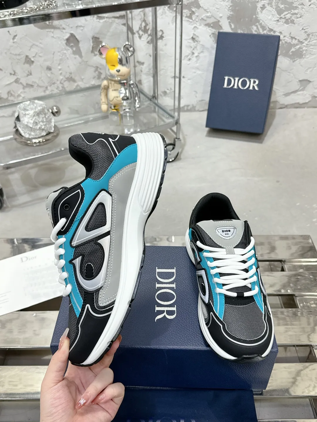 Men's men's shoes 💰600❤️❤️❤️High version Dior Dior's latest color matching B30 series reflective dad sneakers original 17380💰 purchased for development and production Brand new B30 sneakers Dad Shoes style shoes that follow the trend of the retro market The Dior logo on the tongue also indicates that this pair of shoes is the B30 model! B30 uses fine-textured leather and mesh cloth materials to form a shoe body. There are conspicuous letters CD on both sides of the shoe body to indicate identity. Many lines on the shoe body outline details to make the shoes look less monotonous and full of retro flavor. The delivery counter is exquisitely packaged🛍📦 ▪️Fabric: Original customized technical fabric + mesh ▪️Inner lining: Customized breathable lining ▪️Outsole: Original molded IP foam + TPU outsole ▪️Sole thickness: 3.5CM ▪️Size: Women’s size 35-40 / Men’s size 39-46